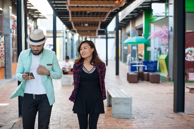 Joven pareja caminando juntos en la calle urbana. Pareja en el concepto de amor.