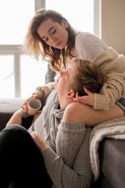 Joven pareja en casa