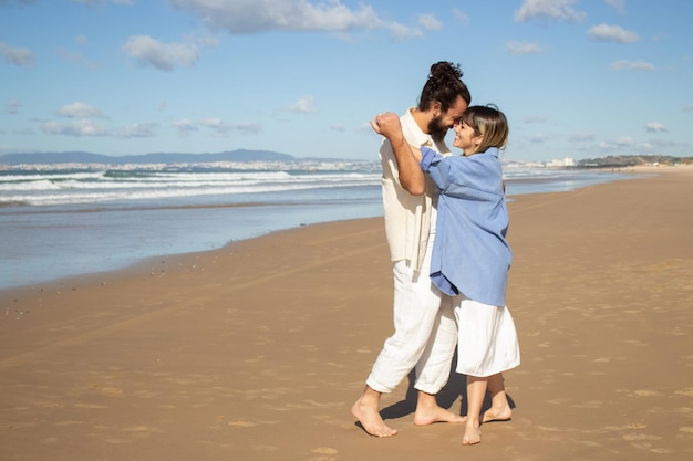 Joven pareja caucásica disfrutando del tiempo de vacaciones afuera