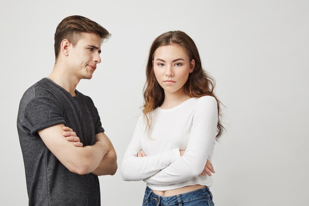 Joven pareja discutiendo. Desacuerdo de relación