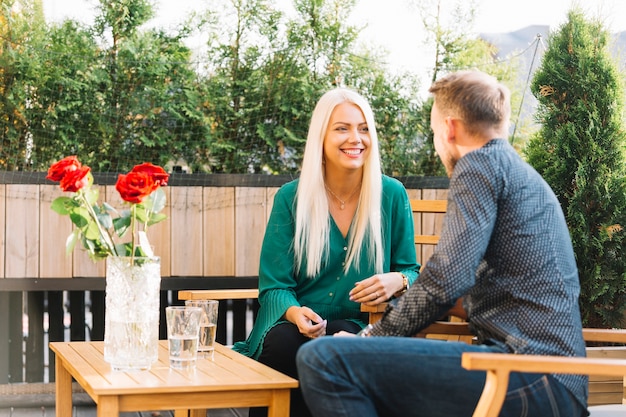 Joven pareja disfrutando de pasar tiempo juntos en el restaurante