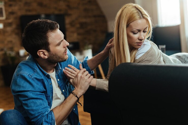 Foto gratuito joven pareja disgustada discutiendo mientras discutía en casa.