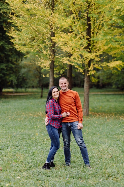 Una joven pareja divirtiéndose en el parque de otoño. Citas, atractivo