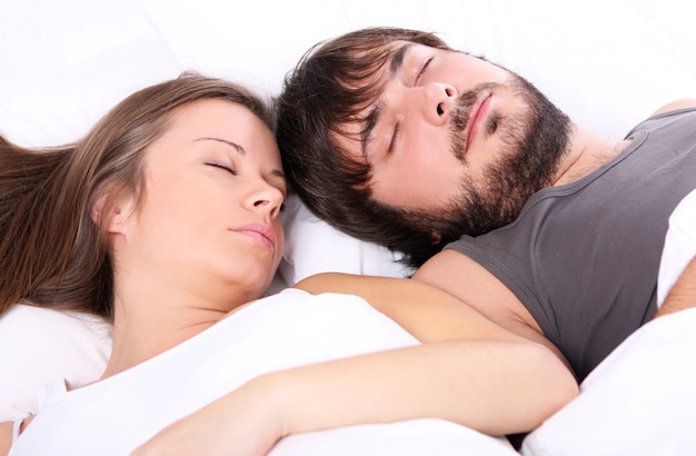 Foto gratuita joven pareja duerme en la cama