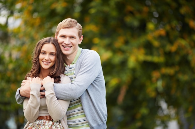 Joven pareja enamorada abrazándose