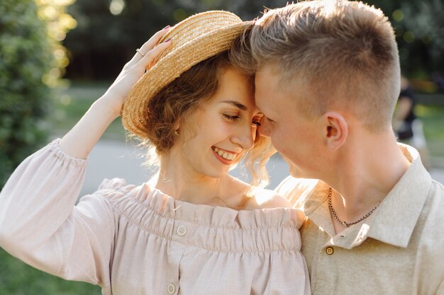 Joven pareja enamorada al aire libre. Impresionante sensual retrato al aire libre de la joven pareja de moda elegante posando en verano en el campo