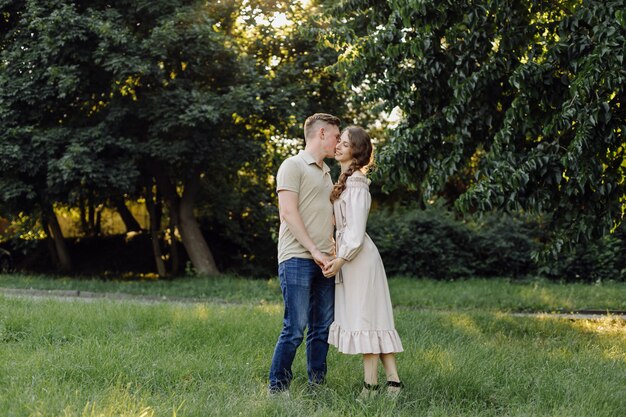 Joven pareja enamorada al aire libre. Impresionante sensual retrato al aire libre de la joven pareja de moda elegante posando en verano en el campo