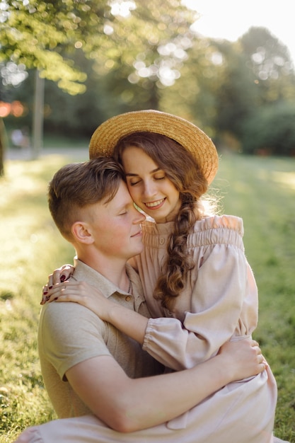 Joven pareja enamorada al aire libre. Impresionante sensual retrato al aire libre de la joven pareja de moda elegante posando en verano en el campo