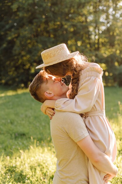 Joven pareja enamorada al aire libre. Impresionante sensual retrato al aire libre de la joven pareja de moda elegante posando en verano en el campo