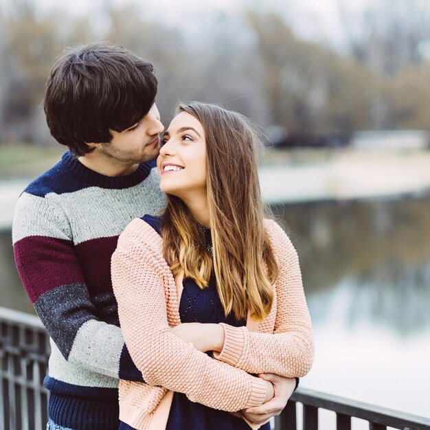 Joven pareja enamorada al aire libre