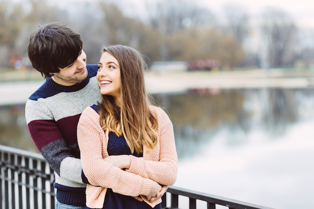 Joven pareja enamorada al aire libre