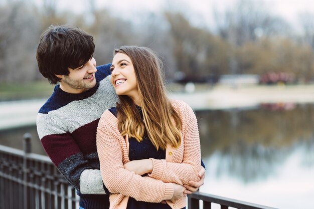 Joven pareja enamorada al aire libre