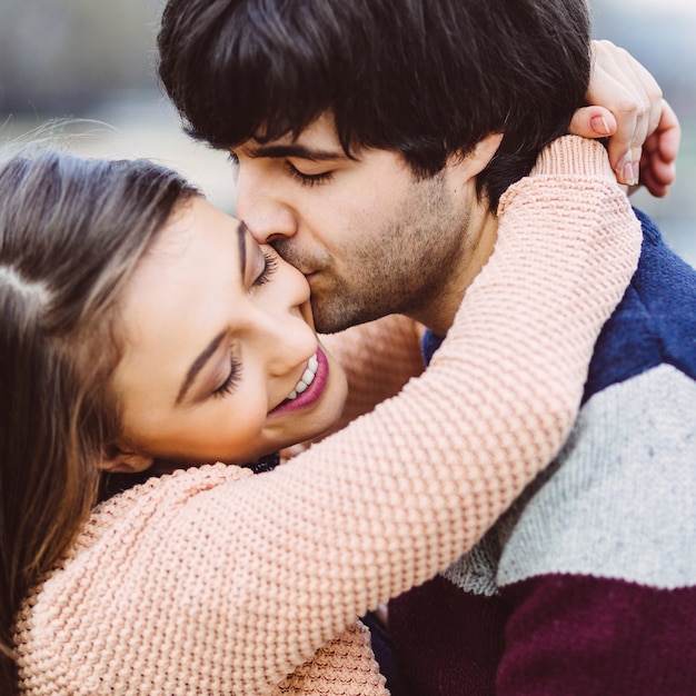 Joven pareja enamorada al aire libre