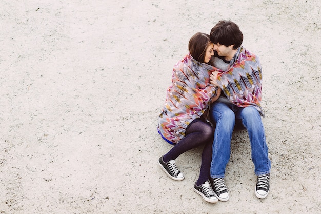 Joven pareja enamorada al aire libre