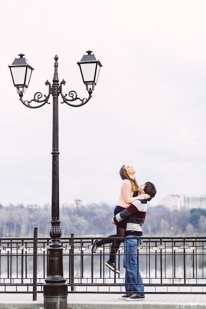 Joven pareja enamorada al aire libre