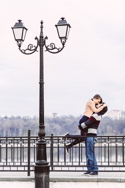 Joven pareja enamorada al aire libre