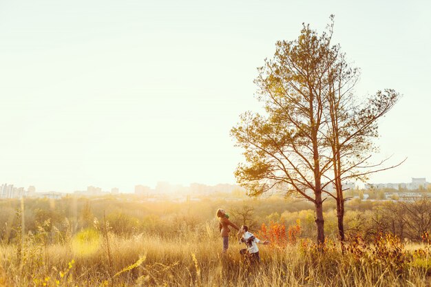 Joven pareja enamorada al aire libre