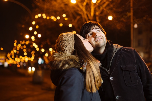 Joven pareja enamorada al aire libre