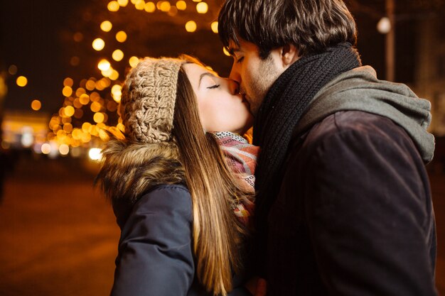 Joven pareja enamorada al aire libre