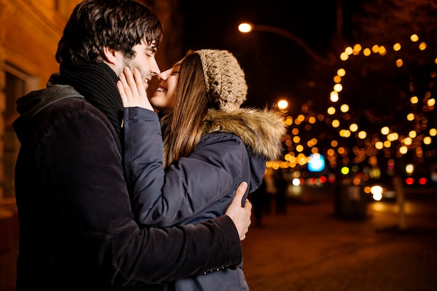 Joven pareja enamorada al aire libre