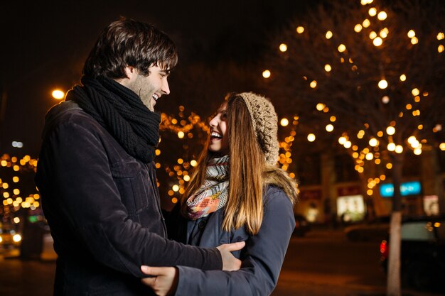 Joven pareja enamorada al aire libre