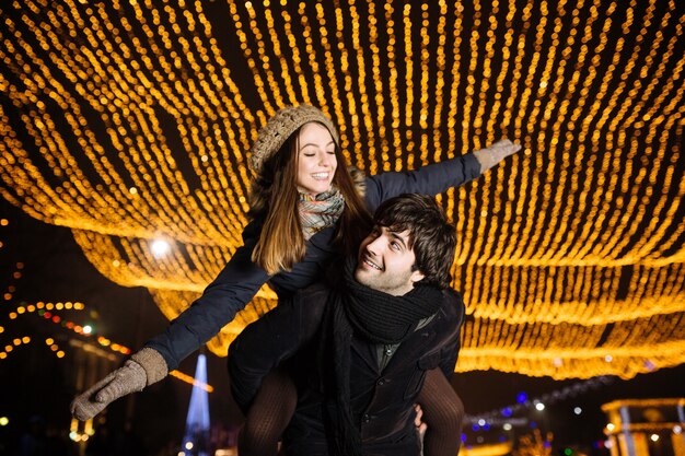 Joven pareja enamorada al aire libre