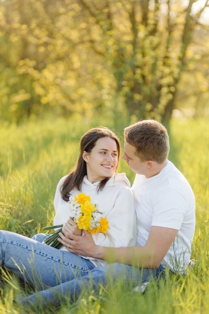 Foto gratuita una joven pareja enamorada camina por el bosque, pasando un buen rato juntos