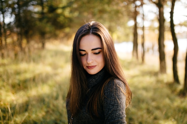 Joven pareja enamorada. Una historia de amor en el parque forestal de otoño.