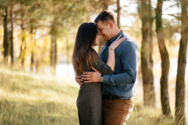 Foto gratuita joven pareja enamorada. una historia de amor en el parque forestal de otoño.