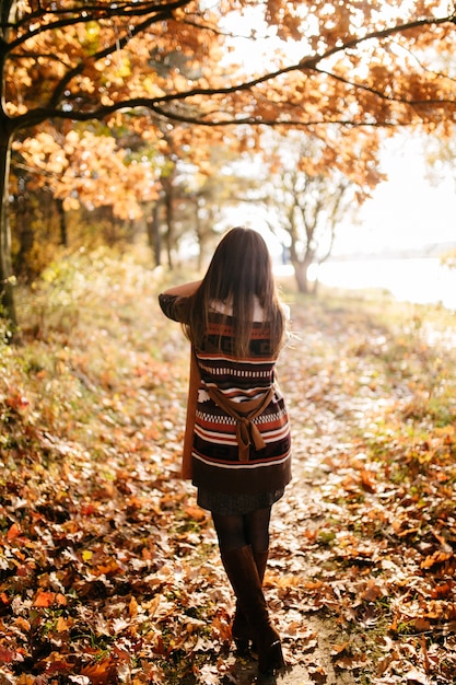 Foto gratuita joven pareja enamorada. una historia de amor en el parque forestal de otoño.