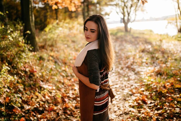 Joven pareja enamorada. Una historia de amor en el parque forestal de otoño.