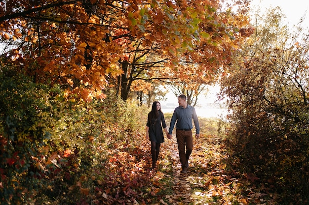 Joven pareja enamorada. Una historia de amor en el parque forestal de otoño.