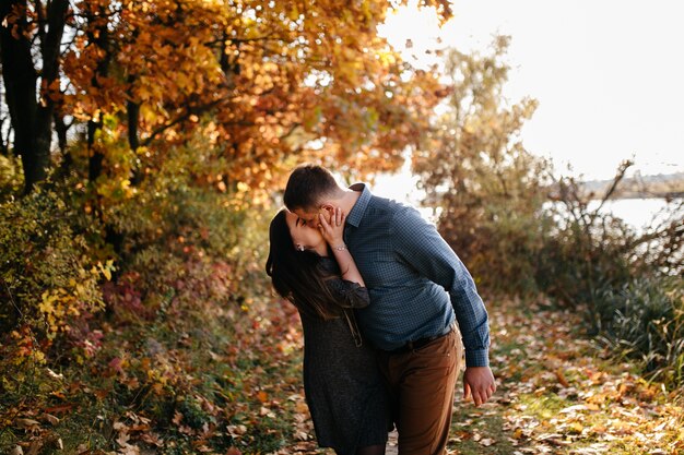 Joven pareja enamorada. Una historia de amor en el parque forestal de otoño.