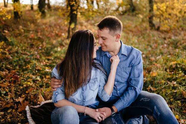 Joven pareja enamorada. Una historia de amor en el parque forestal de otoño.