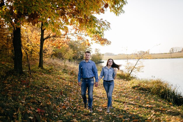 Joven pareja enamorada. Una historia de amor en el parque forestal de otoño.