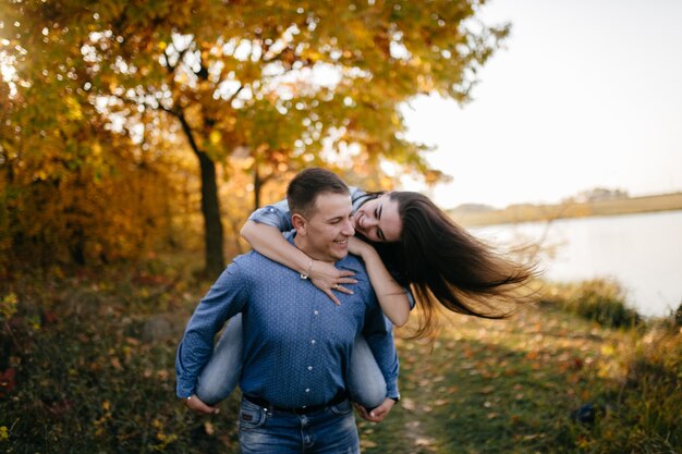 Joven pareja enamorada. Una historia de amor en el parque forestal de otoño.