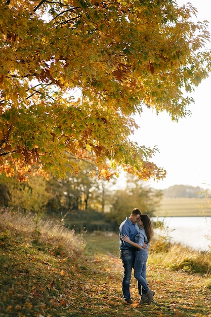 Joven pareja enamorada. Una historia de amor en el parque forestal de otoño.