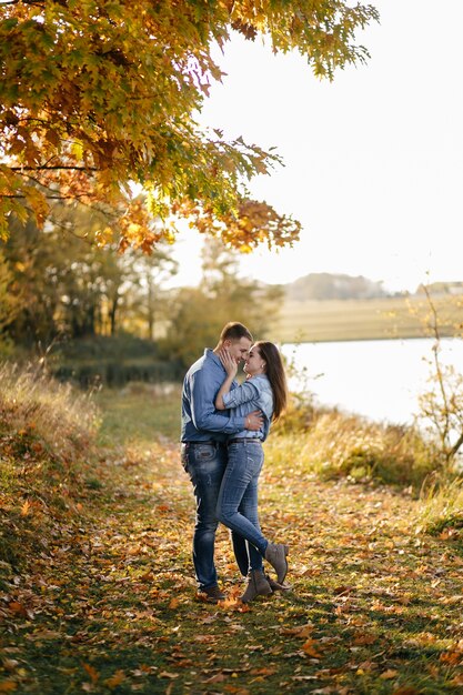 Joven pareja enamorada. Una historia de amor en el parque forestal de otoño.