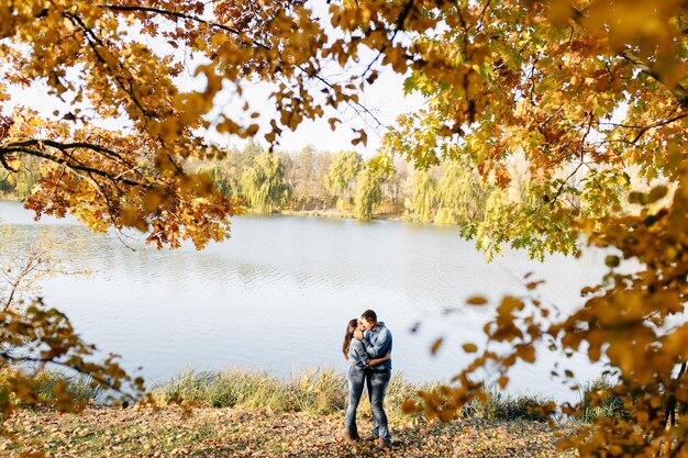 Joven pareja enamorada. Una historia de amor en el parque forestal de otoño.