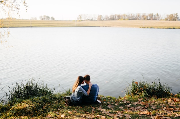 Foto gratuita joven pareja enamorada. una historia de amor en el parque forestal de otoño.