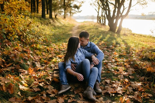 Joven pareja enamorada. Una historia de amor en el parque forestal de otoño.