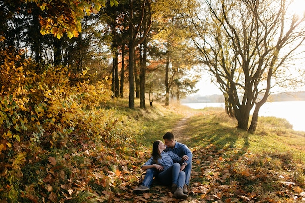 Foto gratuita joven pareja enamorada. una historia de amor en el parque forestal de otoño.