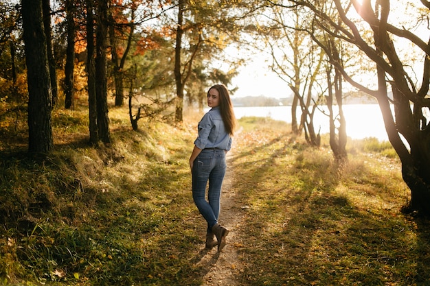 Joven pareja enamorada. Una historia de amor en el parque forestal de otoño.