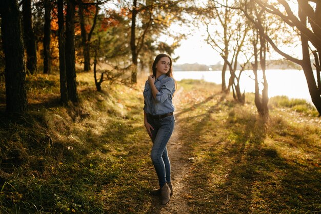 Joven pareja enamorada. Una historia de amor en el parque forestal de otoño.