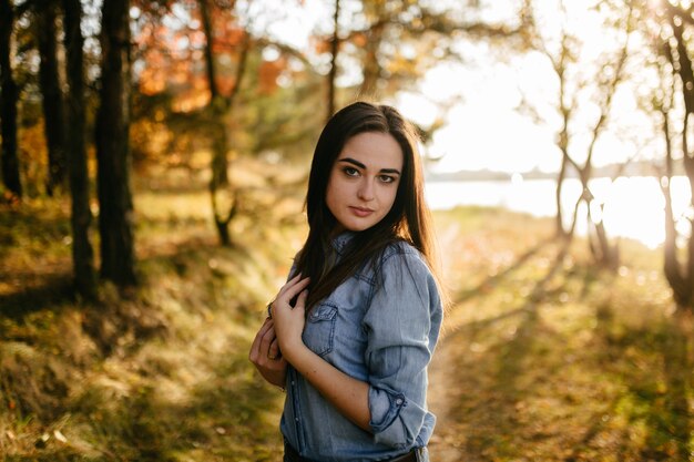 Joven pareja enamorada. Una historia de amor en el parque forestal de otoño.