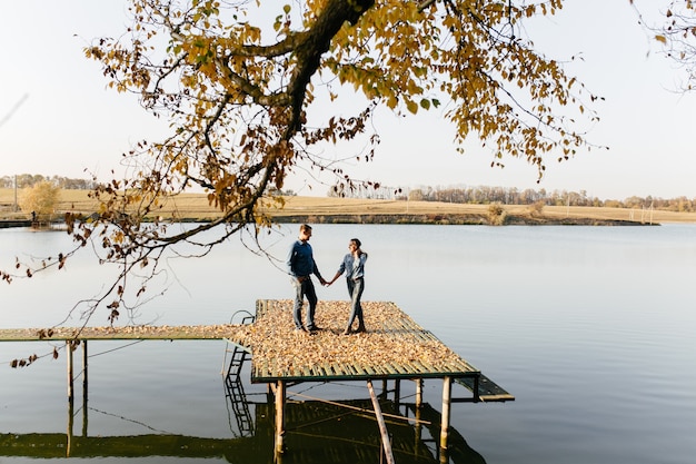 Joven pareja enamorada. Una historia de amor en el parque forestal de otoño.