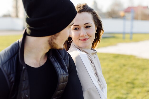 Joven pareja enamorada, sentada en el parque