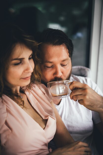 Joven pareja enamorada en la terraza de su casa.