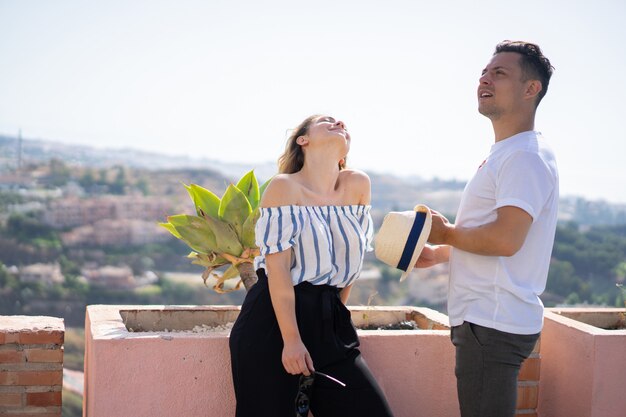 joven pareja enamorada de vacaciones