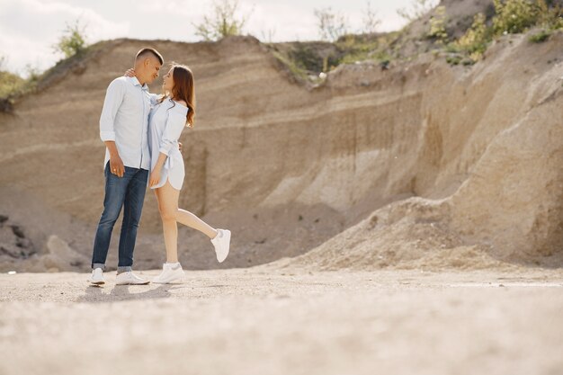 Joven pareja de enamorados abrazándose